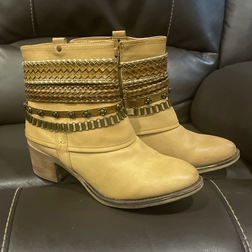 Carlos Santana ladies boots